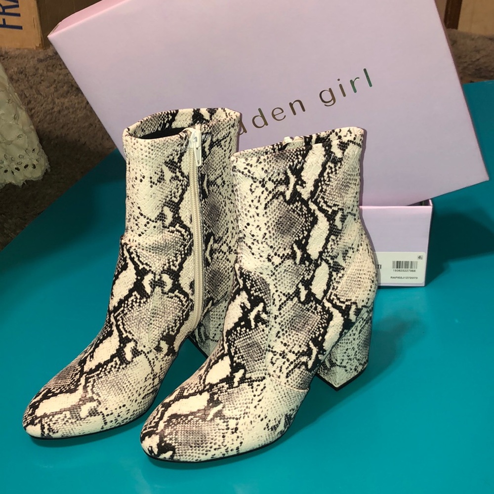 Women’s snake print heel boots 🤩